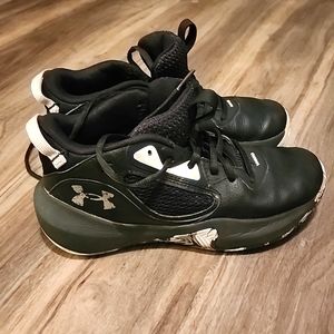 Boys Under Armour basketball shoes size 4Y